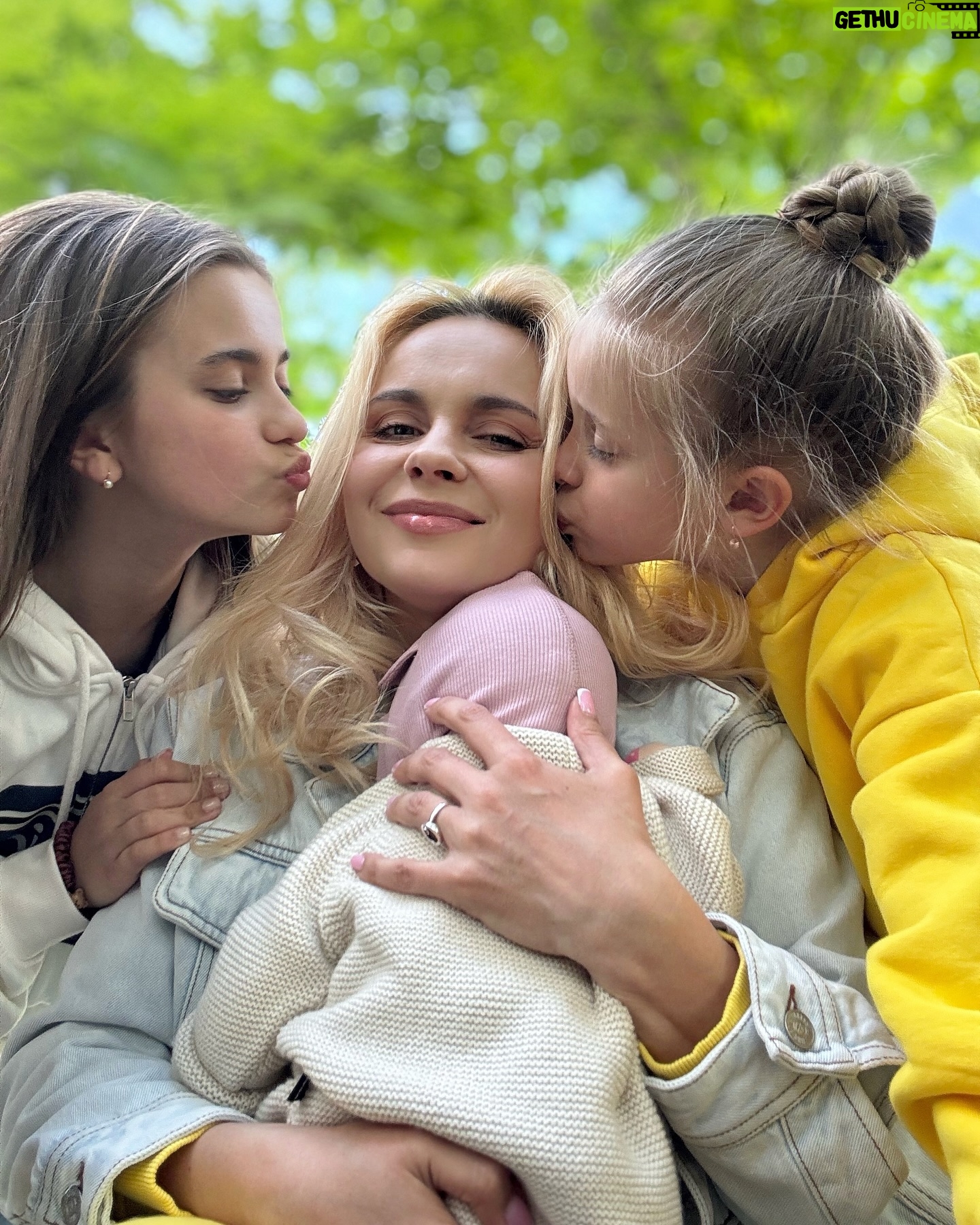 Liliia Rebryk - 43K Likes - Мій новий рік 💛
Що змінилося в житті за ці 365 днів? Тепер я #маматрьох. І ці дівчата — моє найбільше щастя. Найвище досягнення. Найміцніша любов.
І більше підсумків… не буде. Після тривожної ночі не так спокійно на душі. Я хочу просто хочу МИРУ.
#дикасімейка ❤️❤️❤️❤️❤️