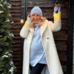 Liliia Rebryk Instagram - Третя вагітність… Хочу з вами поділитися своїми відчуттями. Третя вагітність зовсім інакша. По-своєму особлива. По-своєму хвилююча. І, хоч і втретє, але проживаєш все як вперше. Як і в попередні дві, я активно працюю, але не втомлююсь так, як раніше. Бо даю собі вчасно перепочити. Важко переношу обстріли. Це, вважайте, моє зізнання вам. Стресую, боюся заглядати у стрічку новин, плачу, лютую (самі знаєте на кого). З плюсів — нарешті не маю токсикозу!! Після 6-го місяця лише на третій вагітності мій організм нарешті припинив пручатися 🤣. Токсикоз як рукою зняло! Незнайоме для мене прекрасне відчуття. Бо з дівчатами — що з Діаною, що з Поліною щодня всі девʼять місяців токсикозила 🙈🤪. Але то дрібниці в порівнянні з тим, яке щастя на тебе потім чекає. Якихось особливих уподобань в їжі- як не було, так і не зʼявилося)). Проте зʼявилися зайві кілограми, але це найщасливіші кілограми в світі, які милують око😉 Ще з плюсів — відросло волосся ! Задачка із зірочкою: зберегти його й після пологів))) Настрій — мінливий) емоції зашкалюють. Тут все стабільно 💪 Чекаємо на появу третьої нашої донечки всі з величезним нетерпінням! Мріємо разом, як будемо впʼятьох облаштовувати побут. Говоримо з нею, кажемо, як любимо і чекаємо 💗 Дівчата, які теж при надії, як у вас справи? До чого стали чутливі, а що — навчилися ігнорувати? Які у вас зʼявилися несподівані бажання? P.S. Ще з мінусів (ледь не забула) — дуже чуттєва стала до хейту. Особливо хейту по темі третьої вагітності. Як відкрию коментарі, то хоч до бабки йди яйцями викочувати 😂 Ну і шалено дратують боти, які атакують мою сторінку, закидаючи мене в тіньовий бан. Тому дякую моім найкращим підписникам за активність , за ❤️ і за коментарі🥰
