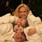 Liliia Rebryk Instagram - З Різдвом Христовим від нашої родини ❤️❤️❤️❤️❤️ Миру Любові Розуміння Єднання І сили — нашим побороти зло! Відео @tsaruk.photo Look @zironka.ua