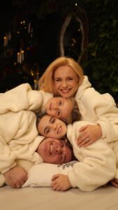 Liliia Rebryk Instagram - З Різдвом Христовим від нашої родини ❤️❤️❤️❤️❤️ Миру Любові Розуміння Єднання І сили — нашим побороти зло! Відео @tsaruk.photo Look @zironka.ua