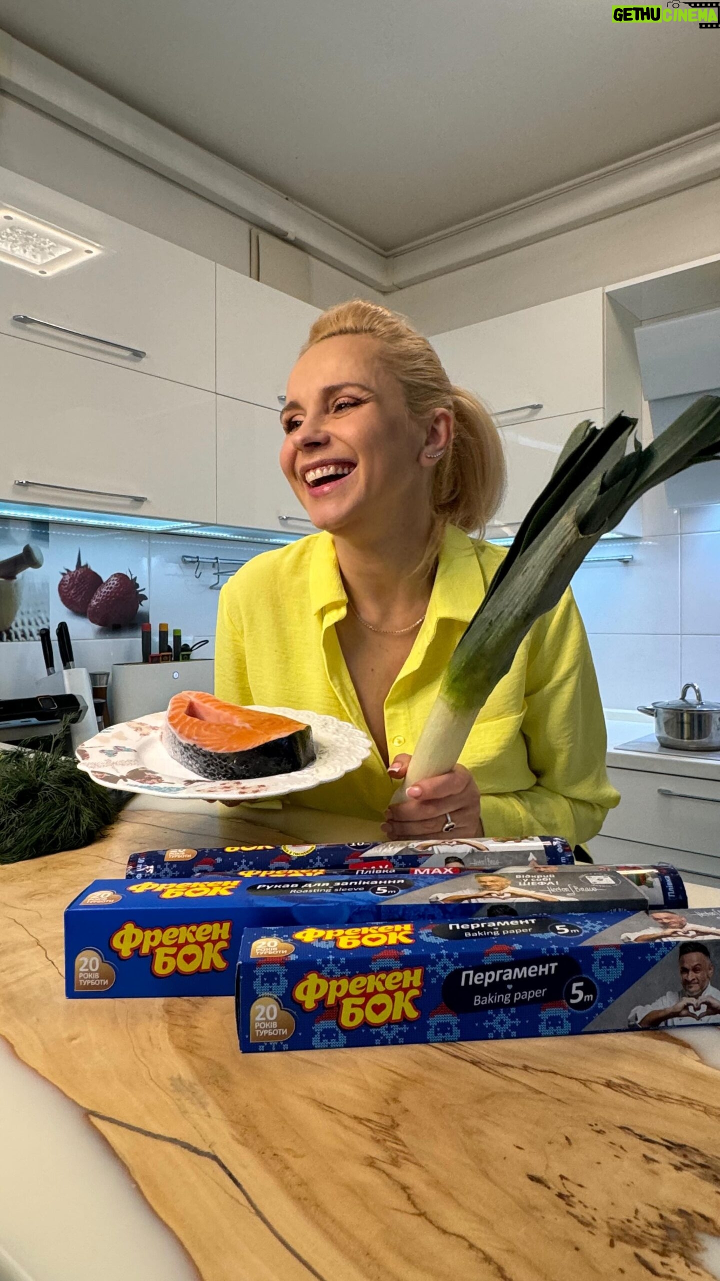 Liliia Rebryk Instagram - Увага! Розшук 😉 Шукаю рецепти смачних легких страв на Новий Рік! Ловіть мій — чекаю ваші! 📍Запечений лосось під сиром із зеленню та цибулею-порей . ✨Лосось промити та просушити паперовими рушниками. ✨Збризнути лимоном. ✨Сіль, перець, приправа. ✨На пергамент (змащувати, до речі, нічим не потрібно) викласти лосось. ✨Зелень подрібнити. ✨Цибулю-порей нарізати кільцями. ✨Все викласти на рибу та натерти сир. І відправляємо в духовку на 20-25 хв темп 200* І нехай девіз вашої підготовки до свят буде таким: що б ти не робив – це вийде файно з Фрекен БОК @frekenbok_ukraine ! 💙