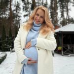 Liliia Rebryk Instagram - Третя вагітність… Хочу з вами поділитися своїми відчуттями. Третя вагітність зовсім інакша. По-своєму особлива. По-своєму хвилююча. І, хоч і втретє, але проживаєш все як вперше. Як і в попередні дві, я активно працюю, але не втомлююсь так, як раніше. Бо даю собі вчасно перепочити. Важко переношу обстріли. Це, вважайте, моє зізнання вам. Стресую, боюся заглядати у стрічку новин, плачу, лютую (самі знаєте на кого). З плюсів — нарешті не маю токсикозу!! Після 6-го місяця лише на третій вагітності мій організм нарешті припинив пручатися 🤣. Токсикоз як рукою зняло! Незнайоме для мене прекрасне відчуття. Бо з дівчатами — що з Діаною, що з Поліною щодня всі девʼять місяців токсикозила 🙈🤪. Але то дрібниці в порівнянні з тим, яке щастя на тебе потім чекає. Якихось особливих уподобань в їжі- як не було, так і не зʼявилося)). Проте зʼявилися зайві кілограми, але це найщасливіші кілограми в світі, які милують око😉 Ще з плюсів — відросло волосся ! Задачка із зірочкою: зберегти його й після пологів))) Настрій — мінливий) емоції зашкалюють. Тут все стабільно 💪 Чекаємо на появу третьої нашої донечки всі з величезним нетерпінням! Мріємо разом, як будемо впʼятьох облаштовувати побут. Говоримо з нею, кажемо, як любимо і чекаємо 💗 Дівчата, які теж при надії, як у вас справи? До чого стали чутливі, а що — навчилися ігнорувати? Які у вас зʼявилися несподівані бажання? P.S. Ще з мінусів (ледь не забула) — дуже чуттєва стала до хейту. Особливо хейту по темі третьої вагітності. Як відкрию коментарі, то хоч до бабки йди яйцями викочувати 😂 Ну і шалено дратують боти, які атакують мою сторінку, закидаючи мене в тіньовий бан. Тому дякую моім найкращим підписникам за активність , за ❤️ і за коментарі🥰