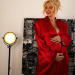 Liliia Rebryk Instagram - Додаю червоного, щоб хоч трохи розфарбувати це безбарвне життя! Рік зеленого дракона, який ще й дуже любить червоне! Тож і я — в тренді: притягую удачу, яка зараз так потрібна нам всім! P.S. До речі, раз на 12 років ми народжуємо собі дівчат-дракончиків 😂. Тож ловіть образ мати-дракона у червоному♥️ З вас- червоне ♥️ Foto @tsaruk.photo ♥️ Look @holy___base ♥️ Style @vikideniskina ♥️ M&h @borsukovskaia_makeup ♥️