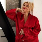 Liliia Rebryk Instagram - Додаю червоного, щоб хоч трохи розфарбувати це безбарвне життя! Рік зеленого дракона, який ще й дуже любить червоне! Тож і я — в тренді: притягую удачу, яка зараз так потрібна нам всім! P.S. До речі, раз на 12 років ми народжуємо собі дівчат-дракончиків 😂. Тож ловіть образ мати-дракона у червоному♥️ З вас- червоне ♥️ Foto @tsaruk.photo ♥️ Look @holy___base ♥️ Style @vikideniskina ♥️ M&h @borsukovskaia_makeup ♥️