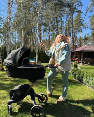 Liliia Rebryk Instagram - Наші перші прогулянки з Адель ✨

Ми родина активна і діти завжди з нами. І всі тонкощі планування часу між роботою і дітьми вже вивчили! А найчастіше діти і робота у нас повʼязані: Діана і Поліна були свідками всіх наших зйомок, виступів, тренувань, вистав. Так буде і з Аделькою. 

Але з нею вже втретє батьки врахували всі «недоліки» такого планування 😉 Ключове — обзавестися зручним візочком! Вивчили усі можливі варіанти і обрали 2 в 1 Stokke Xplory X Signature Special Edition у Маминих Асистентів в @ma.com.ua.official.
Інноваційна конструкція, де люлька регулюється по висоті, неймовірний текстиль з переробленого пластику і на 360° світловідбиваюча застібка-блискавка🥰

Акуратний, не громіздкий, не важкий (для мене це особливо важливо!). Автокрісло стає на шасі візочка, що дуже зручно, коли часто їздиш з дитиною. Переставив автокрісло на шасі і зручно пересуваєшся у ТРЦ чи в парку😍

Ну і підставка для другої дитини — це просто геніальна ідея 💡 Аделіна постійно під прискіпливим контролем Поліни 😂 І старша сестричка завжди при ділі! (гортайте фото)

До речі, при покупці коляски отримали МА Кешбек 5 600 грн і окрім цього зекономили ще 5 600 грн, бо ми заввчасно купили МА Підписку, яка дає нам додаткову знижку майже на усі продукти @ma.com.ua.official 🎁

Гуляємо з Аделькою зараз у дворі: тішимось сонечку. Виїжджаємо кілька разів на тиждень кудись у місто. 

Діліться, в кого дитина вже не перша, як гуляєте одночасно зі старшими? Які лайфхаки?
