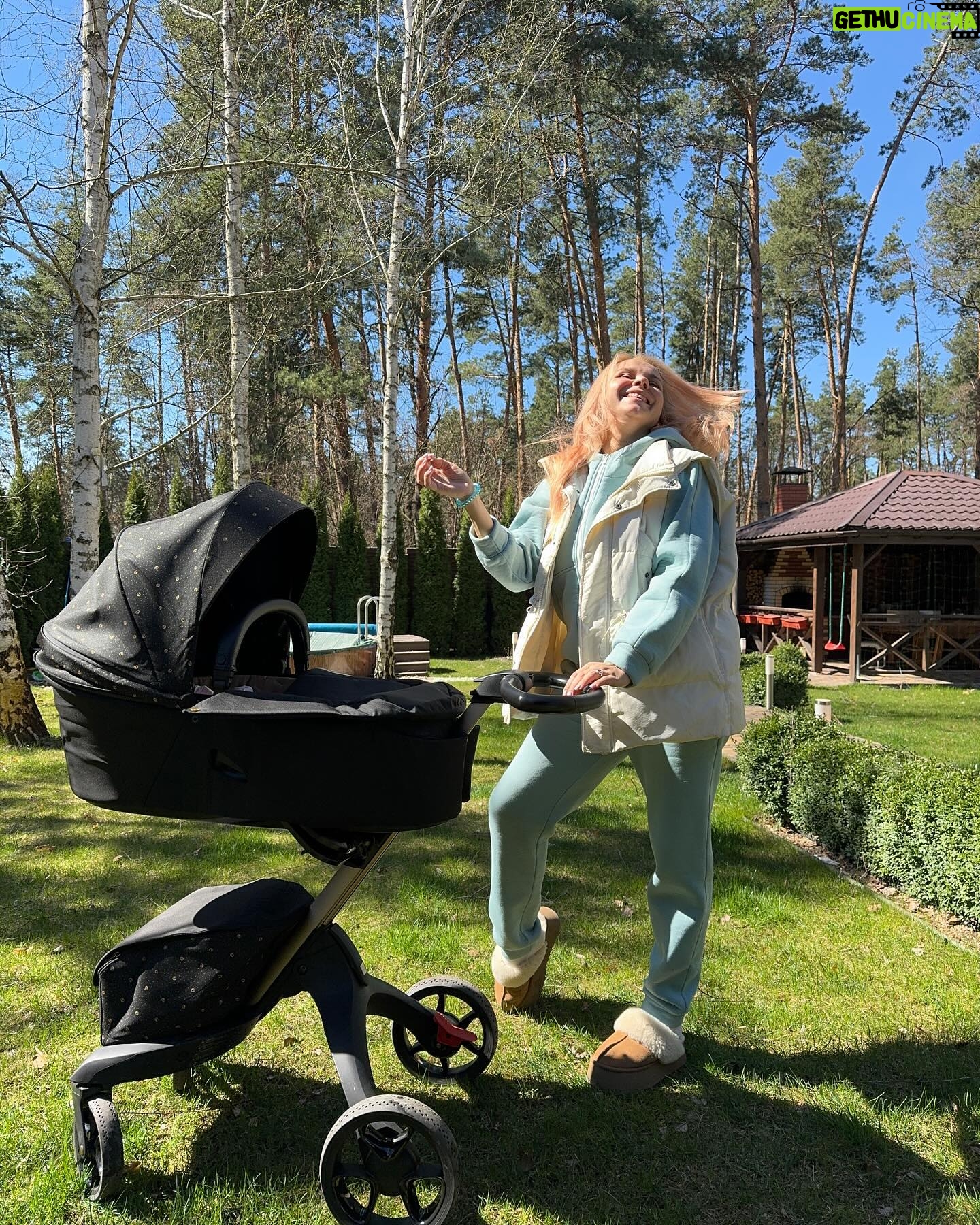 Liliia Rebryk - 60K Likes - Наші перші прогулянки з Адель ✨
Ми родина активна і діти завжди з нами. І всі тонкощі планування часу між роботою і дітьми вже вивчили! А найчастіше діти і робота у нас повʼязані: Діана і Поліна були свідками всіх наших зйомок, виступів, тренувань, вистав. Так буде і з Аделькою.
Але з нею вже втретє батьки врахували всі «недоліки» такого планування 😉 Ключове — обзавестися зручним візочком! Вивчили усі можливі варіанти і обрали 2 в 1 Stokke Xplory X Signature Special Edition у Маминих Асистентів в @ma.com.ua.official.
Інноваційна конструкція, де люлька регулюється по висоті, неймовірний текстиль з переробленого пластику і на 360° світловідбиваюча застібка-блискавка🥰
Акуратний, не громіздкий, не важкий (для мене це особливо важливо!). Автокрісло стає на шасі візочка, що дуже зручно, коли часто їздиш з дитиною. Переставив автокрісло на шасі і зручно пересуваєшся у ТРЦ чи в парку😍
Ну і підставка для другої дитини — це просто геніальна ідея 💡 Аделіна постійно під прискіпливим контролем Поліни 😂 І старша сестричка завжди при ділі! (гортайте фото)
До речі, при покупці коляски отримали МА Кешбек 5 600 грн і окрім цього зекономили ще 5 600 грн, бо ми заввчасно купили МА Підписку, яка дає нам додаткову знижку майже на усі продукти @ma.com.ua.official 🎁
Гуляємо з Аделькою зараз у дворі: тішимось сонечку. Виїжджаємо кілька разів на тиждень кудись у місто.
Діліться, в кого дитина вже не перша, як гуляєте одночасно зі старшими? Які лайфхаки?