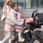 Liliia Rebryk Instagram - Наші перші прогулянки з Адель ✨ Ми родина активна і діти завжди з нами. І всі тонкощі планування часу між роботою і дітьми вже вивчили! А найчастіше діти і робота у нас повʼязані: Діана і Поліна були свідками всіх наших зйомок, виступів, тренувань, вистав. Так буде і з Аделькою. Але з нею вже втретє батьки врахували всі «недоліки» такого планування 😉 Ключове — обзавестися зручним візочком! Вивчили усі можливі варіанти і обрали 2 в 1 Stokke Xplory X Signature Special Edition у Маминих Асистентів в @ma.com.ua.official. Інноваційна конструкція, де люлька регулюється по висоті, неймовірний текстиль з переробленого пластику і на 360° світловідбиваюча застібка-блискавка🥰 Акуратний, не громіздкий, не важкий (для мене це особливо важливо!). Автокрісло стає на шасі візочка, що дуже зручно, коли часто їздиш з дитиною. Переставив автокрісло на шасі і зручно пересуваєшся у ТРЦ чи в парку😍 Ну і підставка для другої дитини — це просто геніальна ідея 💡 Аделіна постійно під прискіпливим контролем Поліни 😂 І старша сестричка завжди при ділі! (гортайте фото) До речі, при покупці коляски отримали МА Кешбек 5 600 грн і окрім цього зекономили ще 5 600 грн, бо ми заввчасно купили МА Підписку, яка дає нам додаткову знижку майже на усі продукти @ma.com.ua.official 🎁 Гуляємо з Аделькою зараз у дворі: тішимось сонечку. Виїжджаємо кілька разів на тиждень кудись у місто. Діліться, в кого дитина вже не перша, як гуляєте одночасно зі старшими? Які лайфхаки?