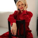 Liliia Rebryk Instagram - Додаю червоного, щоб хоч трохи розфарбувати це безбарвне життя! Рік зеленого дракона, який ще й дуже любить червоне! Тож і я — в тренді: притягую удачу, яка зараз так потрібна нам всім! P.S. До речі, раз на 12 років ми народжуємо собі дівчат-дракончиків 😂. Тож ловіть образ мати-дракона у червоному♥️ З вас- червоне ♥️ Foto @tsaruk.photo ♥️ Look @holy___base ♥️ Style @vikideniskina ♥️ M&h @borsukovskaia_makeup ♥️