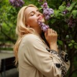 Liliia Rebryk Instagram - Для мене бузок- аромат дитинства, аромат спокою та надії… Нехай цей день буде безтривожним та спокійним🙏🏻. Так хочеться як раніше безтурботно готуватися до світлого свята Великоднього. Як мало нам зараз потрібно! Як ваш настрій сьогодні? Чи маєте сили? Паски пекли? Крашанки робили? 🪺🐣 Foto @tsaruk.photo Dress @pozdniakova_look