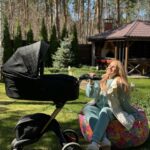 Liliia Rebryk Instagram - Наші перші прогулянки з Адель ✨ Ми родина активна і діти завжди з нами. І всі тонкощі планування часу між роботою і дітьми вже вивчили! А найчастіше діти і робота у нас повʼязані: Діана і Поліна були свідками всіх наших зйомок, виступів, тренувань, вистав. Так буде і з Аделькою. Але з нею вже втретє батьки врахували всі «недоліки» такого планування 😉 Ключове — обзавестися зручним візочком! Вивчили усі можливі варіанти і обрали 2 в 1 Stokke Xplory X Signature Special Edition у Маминих Асистентів в @ma.com.ua.official. Інноваційна конструкція, де люлька регулюється по висоті, неймовірний текстиль з переробленого пластику і на 360° світловідбиваюча застібка-блискавка🥰 Акуратний, не громіздкий, не важкий (для мене це особливо важливо!). Автокрісло стає на шасі візочка, що дуже зручно, коли часто їздиш з дитиною. Переставив автокрісло на шасі і зручно пересуваєшся у ТРЦ чи в парку😍 Ну і підставка для другої дитини — це просто геніальна ідея 💡 Аделіна постійно під прискіпливим контролем Поліни 😂 І старша сестричка завжди при ділі! (гортайте фото) До речі, при покупці коляски отримали МА Кешбек 5 600 грн і окрім цього зекономили ще 5 600 грн, бо ми заввчасно купили МА Підписку, яка дає нам додаткову знижку майже на усі продукти @ma.com.ua.official 🎁 Гуляємо з Аделькою зараз у дворі: тішимось сонечку. Виїжджаємо кілька разів на тиждень кудись у місто. Діліться, в кого дитина вже не перша, як гуляєте одночасно зі старшими? Які лайфхаки?