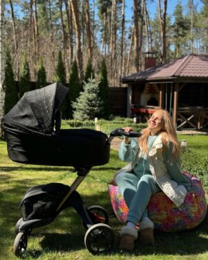 Liliia Rebryk Instagram - Наші перші прогулянки з Адель ✨

Ми родина активна і діти завжди з нами. І всі тонкощі планування часу між роботою і дітьми вже вивчили! А найчастіше діти і робота у нас повʼязані: Діана і Поліна були свідками всіх наших зйомок, виступів, тренувань, вистав. Так буде і з Аделькою. 

Але з нею вже втретє батьки врахували всі «недоліки» такого планування 😉 Ключове — обзавестися зручним візочком! Вивчили усі можливі варіанти і обрали 2 в 1 Stokke Xplory X Signature Special Edition у Маминих Асистентів в @ma.com.ua.official.
Інноваційна конструкція, де люлька регулюється по висоті, неймовірний текстиль з переробленого пластику і на 360° світловідбиваюча застібка-блискавка🥰

Акуратний, не громіздкий, не важкий (для мене це особливо важливо!). Автокрісло стає на шасі візочка, що дуже зручно, коли часто їздиш з дитиною. Переставив автокрісло на шасі і зручно пересуваєшся у ТРЦ чи в парку😍

Ну і підставка для другої дитини — це просто геніальна ідея 💡 Аделіна постійно під прискіпливим контролем Поліни 😂 І старша сестричка завжди при ділі! (гортайте фото)

До речі, при покупці коляски отримали МА Кешбек 5 600 грн і окрім цього зекономили ще 5 600 грн, бо ми заввчасно купили МА Підписку, яка дає нам додаткову знижку майже на усі продукти @ma.com.ua.official 🎁

Гуляємо з Аделькою зараз у дворі: тішимось сонечку. Виїжджаємо кілька разів на тиждень кудись у місто. 

Діліться, в кого дитина вже не перша, як гуляєте одночасно зі старшими? Які лайфхаки?