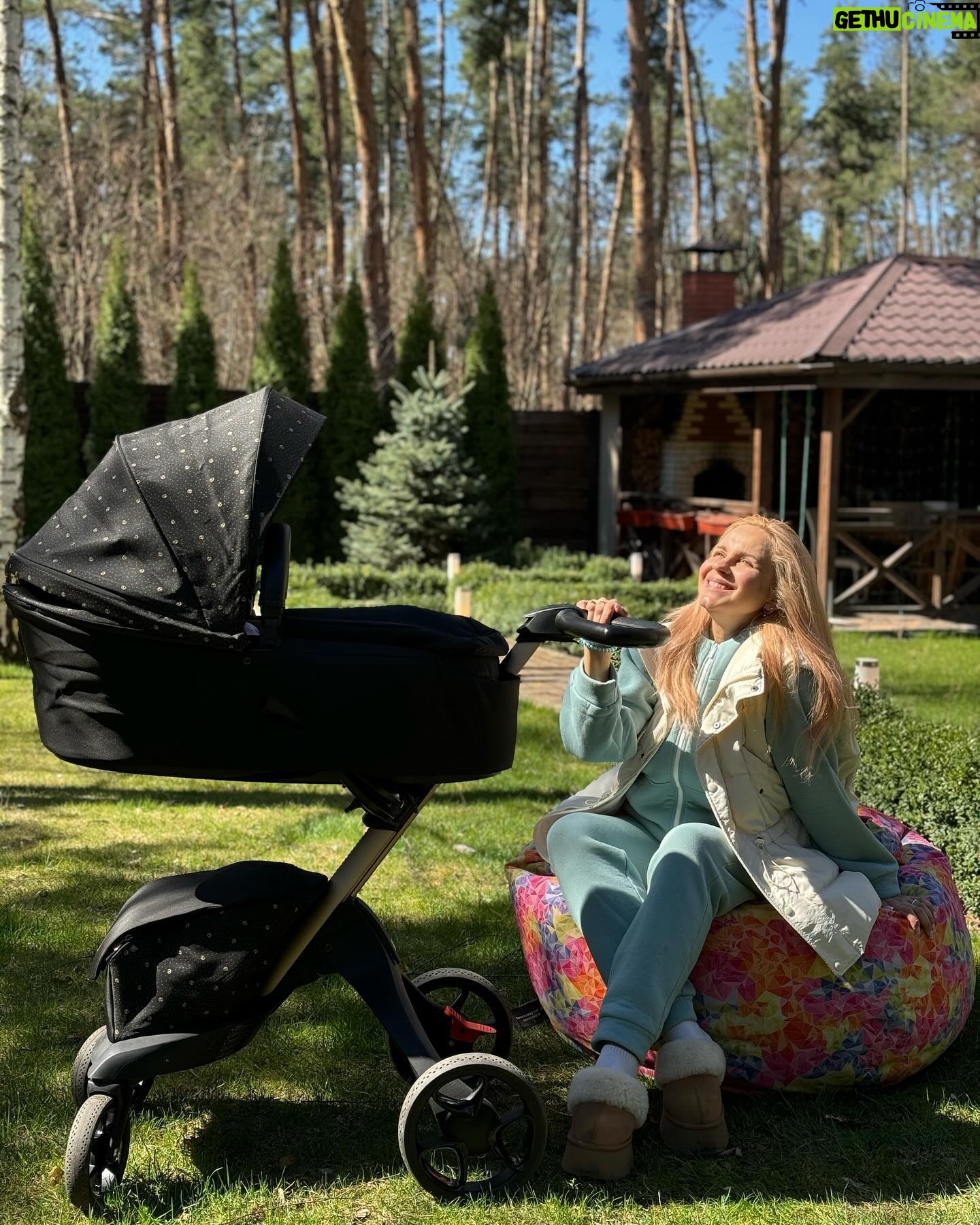Liliia Rebryk - 60K Likes - Наші перші прогулянки з Адель ✨
Ми родина активна і діти завжди з нами. І всі тонкощі планування часу між роботою і дітьми вже вивчили! А найчастіше діти і робота у нас повʼязані: Діана і Поліна були свідками всіх наших зйомок, виступів, тренувань, вистав. Так буде і з Аделькою.
Але з нею вже втретє батьки врахували всі «недоліки» такого планування 😉 Ключове — обзавестися зручним візочком! Вивчили усі можливі варіанти і обрали 2 в 1 Stokke Xplory X Signature Special Edition у Маминих Асистентів в @ma.com.ua.official.
Інноваційна конструкція, де люлька регулюється по висоті, неймовірний текстиль з переробленого пластику і на 360° світловідбиваюча застібка-блискавка🥰
Акуратний, не громіздкий, не важкий (для мене це особливо важливо!). Автокрісло стає на шасі візочка, що дуже зручно, коли часто їздиш з дитиною. Переставив автокрісло на шасі і зручно пересуваєшся у ТРЦ чи в парку😍
Ну і підставка для другої дитини — це просто геніальна ідея 💡 Аделіна постійно під прискіпливим контролем Поліни 😂 І старша сестричка завжди при ділі! (гортайте фото)
До речі, при покупці коляски отримали МА Кешбек 5 600 грн і окрім цього зекономили ще 5 600 грн, бо ми заввчасно купили МА Підписку, яка дає нам додаткову знижку майже на усі продукти @ma.com.ua.official 🎁
Гуляємо з Аделькою зараз у дворі: тішимось сонечку. Виїжджаємо кілька разів на тиждень кудись у місто.
Діліться, в кого дитина вже не перша, як гуляєте одночасно зі старшими? Які лайфхаки?