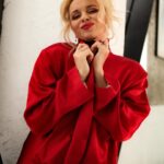 Liliia Rebryk Instagram - Додаю червоного, щоб хоч трохи розфарбувати це безбарвне життя! Рік зеленого дракона, який ще й дуже любить червоне! Тож і я — в тренді: притягую удачу, яка зараз так потрібна нам всім! P.S. До речі, раз на 12 років ми народжуємо собі дівчат-дракончиків 😂. Тож ловіть образ мати-дракона у червоному♥️ З вас- червоне ♥️ Foto @tsaruk.photo ♥️ Look @holy___base ♥️ Style @vikideniskina ♥️ M&h @borsukovskaia_makeup ♥️