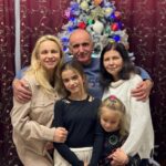 Liliia Rebryk Instagram - Відчуваю себе спустошеною. Розбитою від цих страшних новин, від цих гучних ранків. Здається, склеїти себе по шматочках буде вже неможливо. Але я намагаюся: заради двох дівчат, заради третьої - під серцем, заради - себе. Моє відчуття безпеки і спокою - діти поруч і батьки. Як у дитинстві, коли страшно - хочеться до мами з татом. Здається, вони огорнуть, захистять, відведуть усі біди. І зараз особливо гостро потребую цього відчуття захисту і домашнього - як колись, коли була маленька - затишку. Дозволили собі на пару днів переключитися…🙏🏻❤️