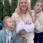 Liliia Rebryk Instagram - Суботник у #дикасімейка! І байдуже, що сьогодні середа. Хочемо краси навколо! Хочемо надихатися нею, радіти їй, хочемо, щоб у дворі від квіткового аромату голова йшла обертом! Тому вся наша жіноча половина (хоча яка там половина 😂) сьогодні засаджує ділянку квітами! Півонії - для мене як найпахучиший спогад дитинства! Амариліси для Полінки - бо їх дуже легко вирощувати! Троянди Девіда Остіна - для Діани, бо вона обожнює троянди. А ще лілії, жоржини, гладіолуси для... тещі та свекрухи! Аби милувалися красою, коли няньчитимуть наймолодшу онучку! Всі рослини ми взяли на @floriumflowers : у найбільшому в Україні інтернет-магазин товарів для саду. Замовити можна в будь-який час доби на сайті florium.ua. А якщо вкажете промокод «Лілія» при оформленні замовлення або при розмові з менеджером, то отримаєте знижку -10%, яка сумується з усіма іншими знижками на сайті. Запрошую вас разом спостерігати, як квітне наш сад! Діліться лайфхаками - що висаджуєте? Як доглядаєте? Що зараз у квітковому тренді 🤗?