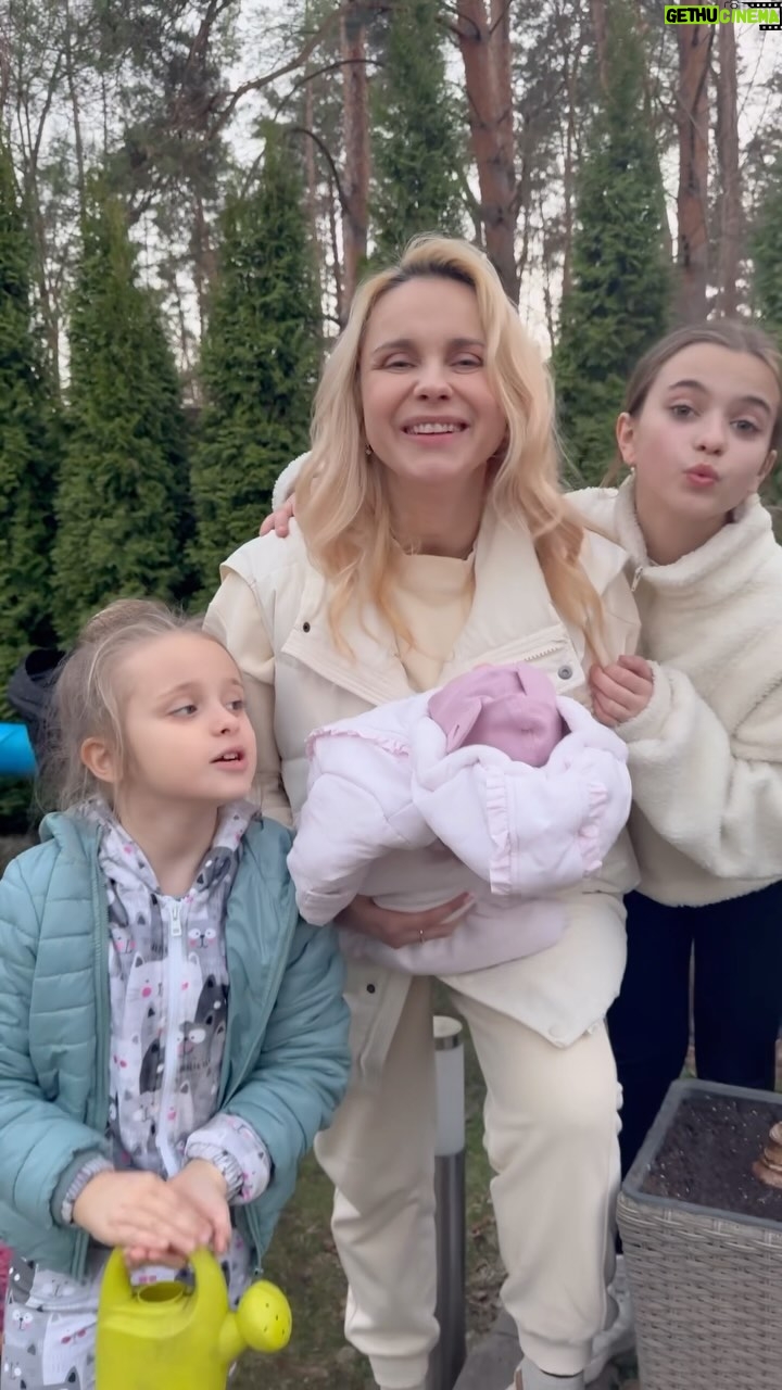 Liliia Rebryk - 103K Likes - Суботник у #дикасімейка! І байдуже, що сьогодні середа. Хочемо краси навколо! Хочемо надихатися нею, радіти їй, хочемо, щоб у дворі від квіткового аромату голова йшла обертом!
Тому вся наша жіноча половина (хоча яка там половина 😂) сьогодні засаджує ділянку квітами! Півонії - для мене як найпахучиший спогад дитинства! Амариліси для Полінки - бо їх дуже легко вирощувати! Троянди Девіда Остіна - для Діани, бо вона обожнює троянди. А ще лілії, жоржини, гладіолуси для... тещі та свекрухи! Аби милувалися красою, коли няньчитимуть наймолодшу онучку!
Всі рослини ми взяли на @floriumflowers : у найбільшому в Україні інтернет-магазин товарів для саду. Замовити можна в будь-який час доби на сайті florium.ua. А якщо вкажете промокод «Лілія» при оформленні замовлення або при розмові з менеджером, то отримаєте знижку -10%, яка сумується з усіма іншими знижками на сайті.
Запрошую вас разом спостерігати, як квітне наш сад! Діліться лайфхаками - що висаджуєте? Як доглядаєте? Що зараз у квітковому тренді 🤗?