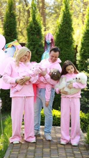 Liliia Rebryk Instagram - І все-таки четвертого не вистачає 🤣🤪🤣

Video @tsaruk.photo 
Family look @tanali_odessa