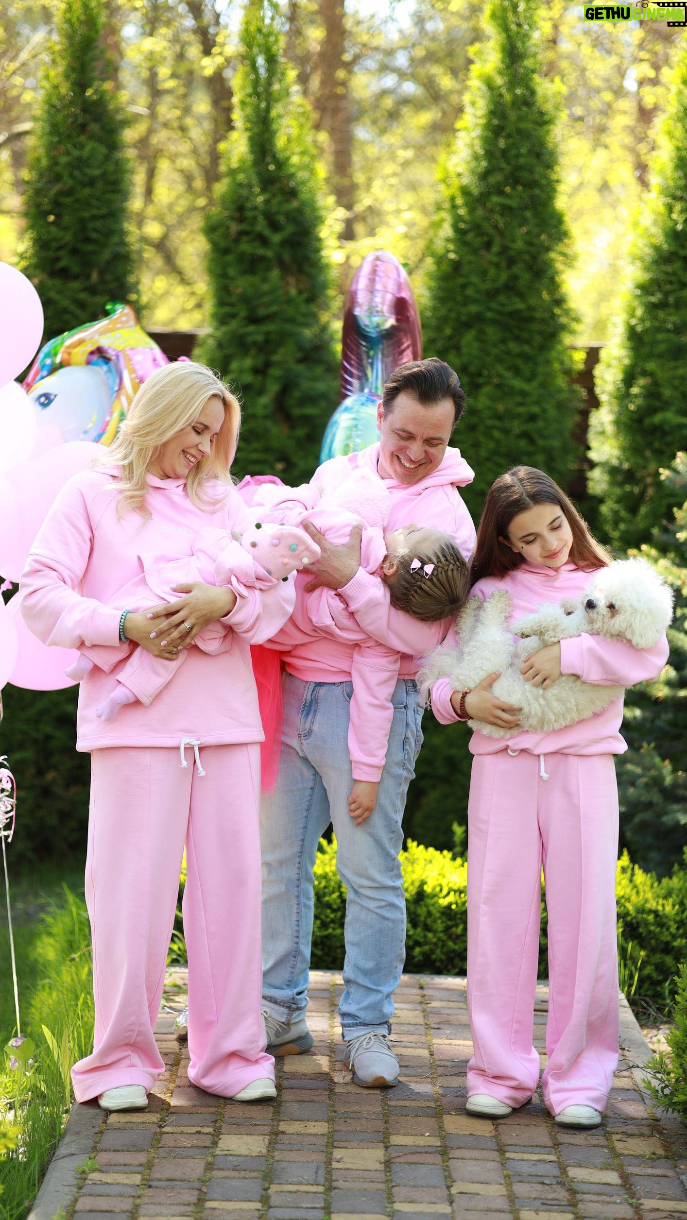 Liliia Rebryk - 90.7K Likes - І все-таки четвертого не вистачає 🤣🤪🤣
Video @tsaruk.photo
Family look @tanali_odessa