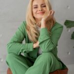 Liliia Rebryk Instagram - Це буде пост без довгих вступів! Одразу до справи: дівчата, давайте зустрінемось 🩷 Запрошую вас на свій третій благодійний бранч — до речі, перший у статусі мами трьох 😉! І цього разу пропоную поговорити про красу і здоровʼя. Призначаю вам зустріч цієї неділі, 26 травня, у місці краси @accent_beauty_buro . Поговоримо про те, наскільки важливо доглядати за собою і як саме догляд додає нам ресурсності! Спікери нашого дівочого заходу — нутріціолог та стиліст із волосся. Своїми секретами ділитимусь, звісно, і я! На кожну з вас чекають подарунки. Дуже смачний фуршет для нас готує ресторан @prynada_ua_cafe Вхід уже традиційно за донат від 999 гривень на проєкт Фонду Лілії Ребрик @rebryk.foundation «Народжені у бомбосховищах» — для діток, народжених у перший рік повномасштабної. За всіма деталями до @beskati 🫶🏻 До зустрічі!