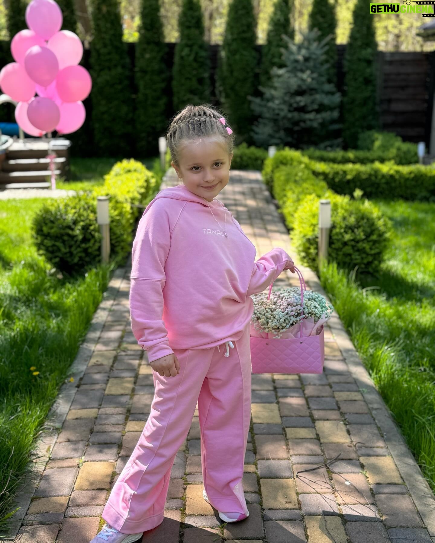 Liliia Rebryk - 91.6K Likes - Наша дівчинка-усмішка!
Дівчинка-ніжність!
Наша дівчинка-завжди влучний жарт!
Обожнюємо тебе за твою силу любити. За твоє уже зовсім не дитяче бачення світу. За твоє добро до всього живого. За вміння відчувати важкі моменти. За твої такі вже дорослі — чутливість і розуміння. За твою шалену допитливість.
З днем народження, наша Поліно 🩷 Будь щасливою! А ми просто завжди будемо поруч!
🩷🩷🩷🩷🩷
Family look @tanali_odessa 🌸