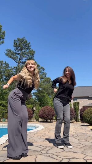 Lilliana Ketchman Instagram - Who did it better? mom or me 💗🌸
.
.
.
.
#lillyk #dance #reels #fun #momdaughterduo