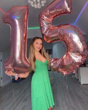 Lilliana Ketchman Instagram - IT’S MY BIRTHDAYYY 🎂 #15
.
. P.S. I took these pics in 5 seconds because my balloon started deflating 😭
.
.
#lillyk #fun #birthday #15yearsold #mybirthday #bday