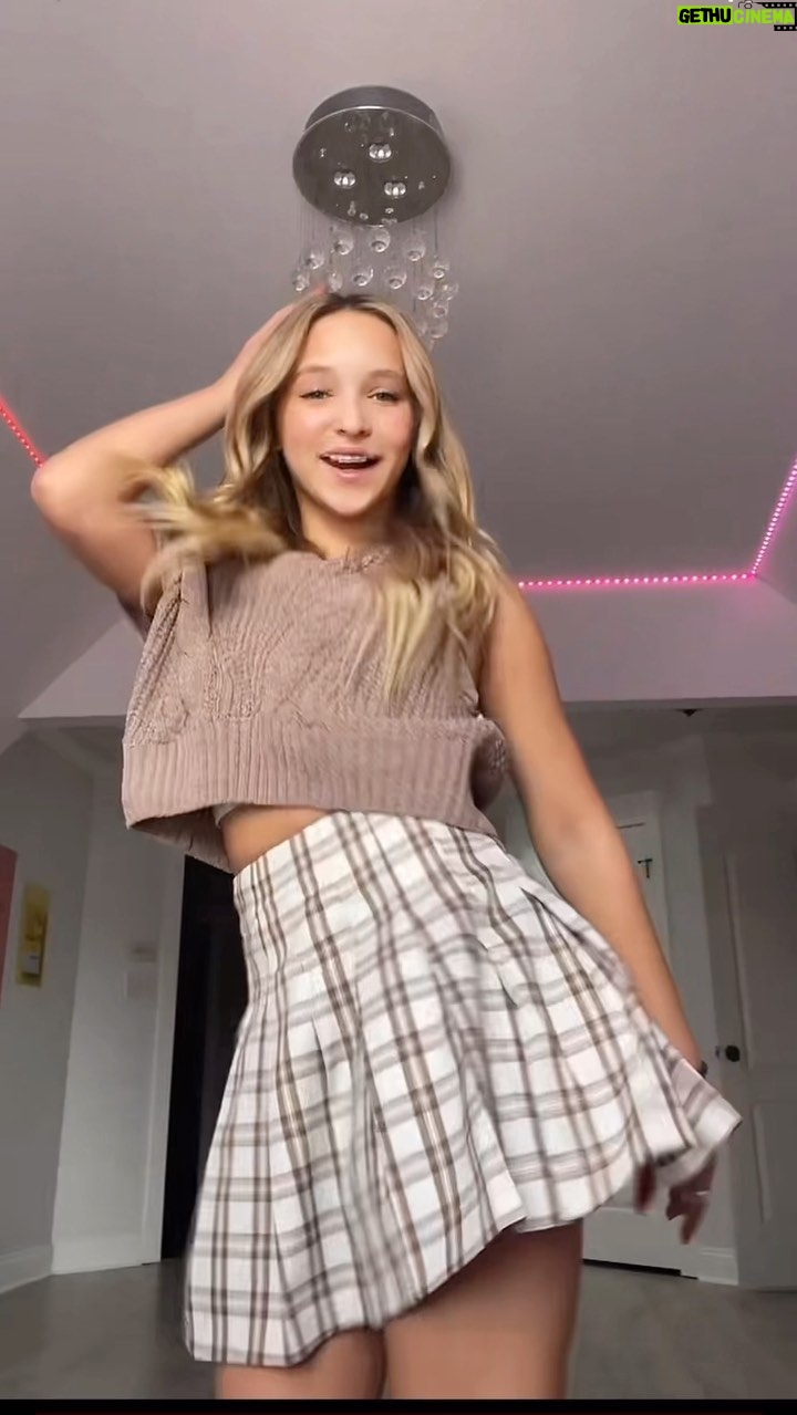 Lilliana Ketchman Instagram - comment all brown emoji’s! 🤎 . . . . #lillyk #dance #reels #fun