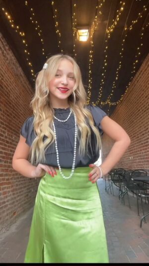 Lilliana Ketchman Instagram - comment all green emojis! 💚
.
.
.
.
#lillyk #dance #reels #fun #green