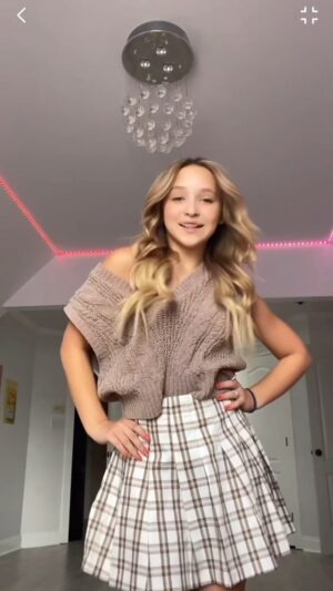 Lilliana Ketchman Instagram - How’s ur day going? lmk in the comments! 💗
.
.
.
.
#lillyk #dance #reels #fun