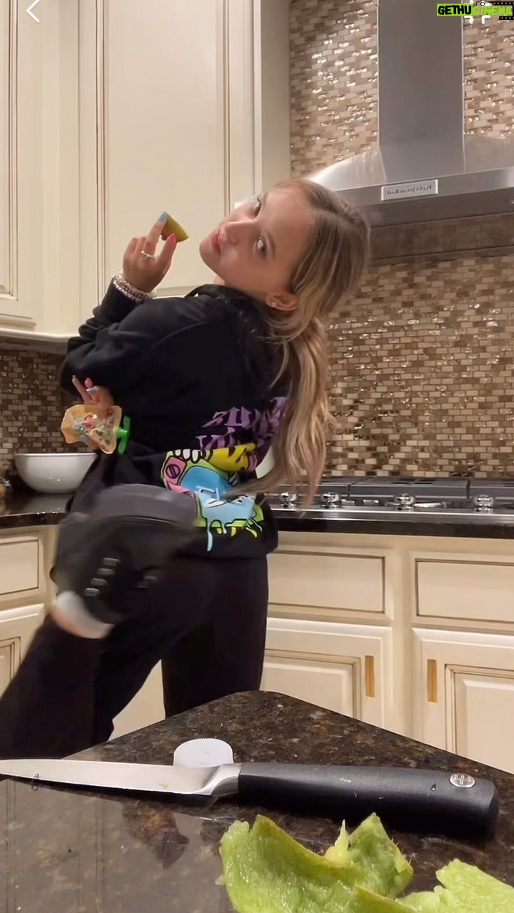 Lilliana Ketchman Instagram - GIRL DINNERRRRRR 😭 . . . . #lillyk #dance #reels #fun #girldinner