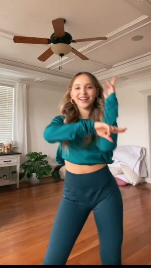 Lilliana Ketchman Instagram - comment all green emojis!! 💚🍀🌴
.
.
.
.
#lillyk #dance #reels #fun