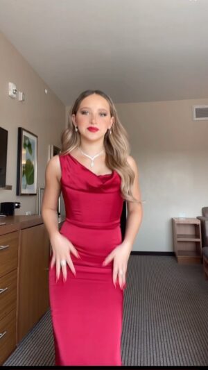 Lilliana Ketchman Instagram - comment all RED emojis! 🌹
.
.
.
.
#lillyk #dance #reels #fun #grammys #grammys2023