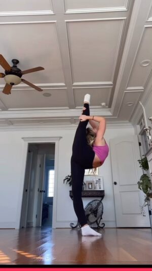 Lilliana Ketchman Instagram - comment CONCEITED letter at a time! 💗
.
.
.
.
#lillyk #dance #reels #fun #flexibility