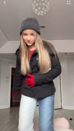 Lilliana Ketchman Instagram - comment all red emojis! ❤️♥️💋
.
.
.
.
#lillyk #dance #reels #fun #red