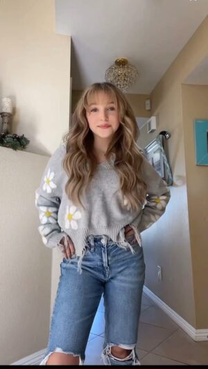 Lilliana Ketchman Instagram - comment SUNFLOWER one letter at a time! 🌻
.
.
.
.
#lillyk #dance #reels #fun #sunflower