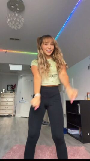 Lilliana Ketchman Instagram - comment ur top 3 fave emojis! 🦋🌸💗
.
.
.
.
#lillyk #dance #reels #fun