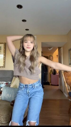 Lilliana Ketchman Instagram - comment SWEATER one letter at a time! 💗
.
.
.
.
#lillyk #dance #reels #fun