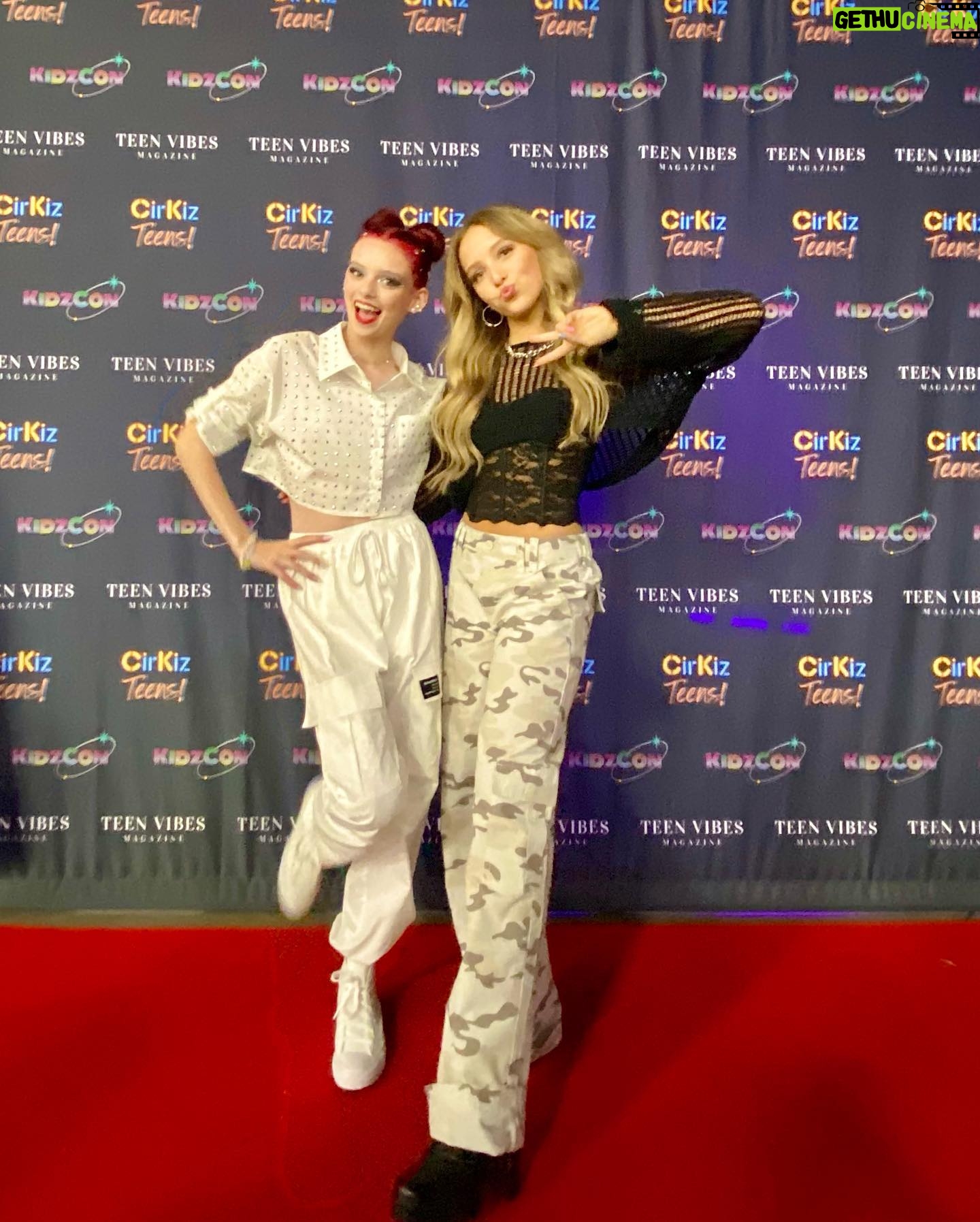 Lilliana Ketchman Instagram - swipe and tag who you see! 💜 . . . . #lillyk #KidzCon #cirkiz #new #event #fun