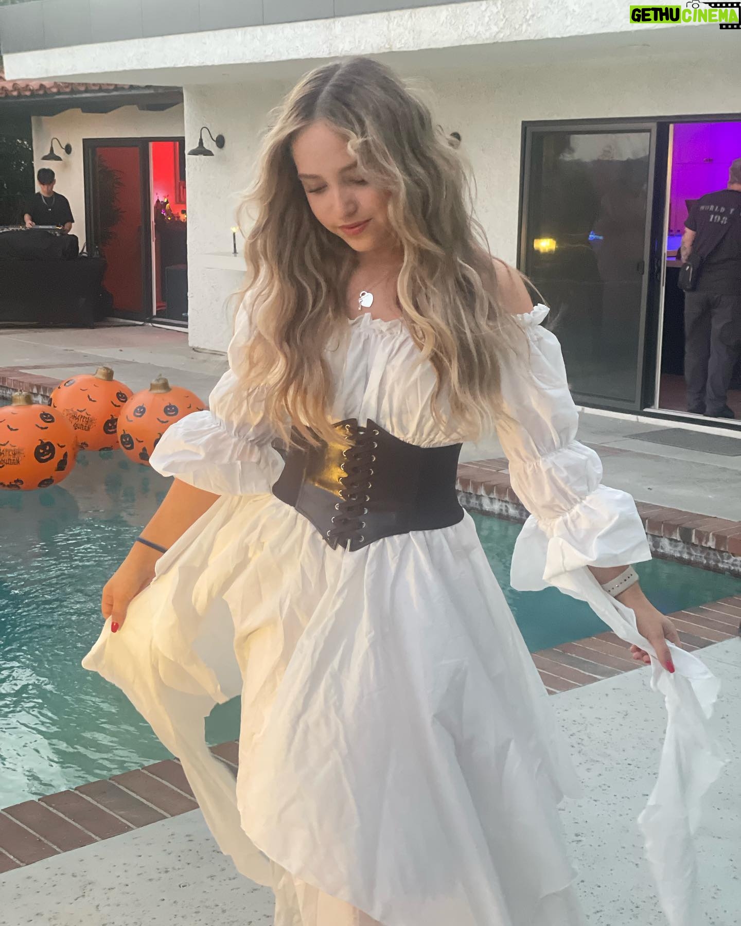 Lilliana Ketchman Instagram - ahoy 🤎 . . . . #halloween #pirate #piratecostume #happyhalloween #fall #fallseason #new #october