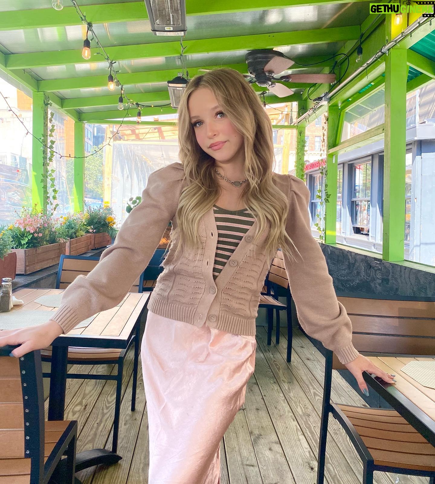 Lilliana Ketchman Instagram - hey guys! Iโm so excited to be working with @icanhelpofficial to spread positivity online! ๐ Comment how you spread positivity online! :) . . . . #ICANHELP #antibullying #Digital4Good #positivity
