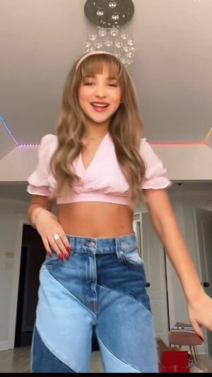 Lilliana Ketchman Instagram - comment all blue emojis! 💙
.
.
.
.
#lillyk #dance #reels #fun