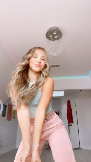 Lilliana Ketchman Instagram - what’s ur fave color? lmk in the comments! 💗
.
.
.
.
#lillyk #dance #reels #fun
