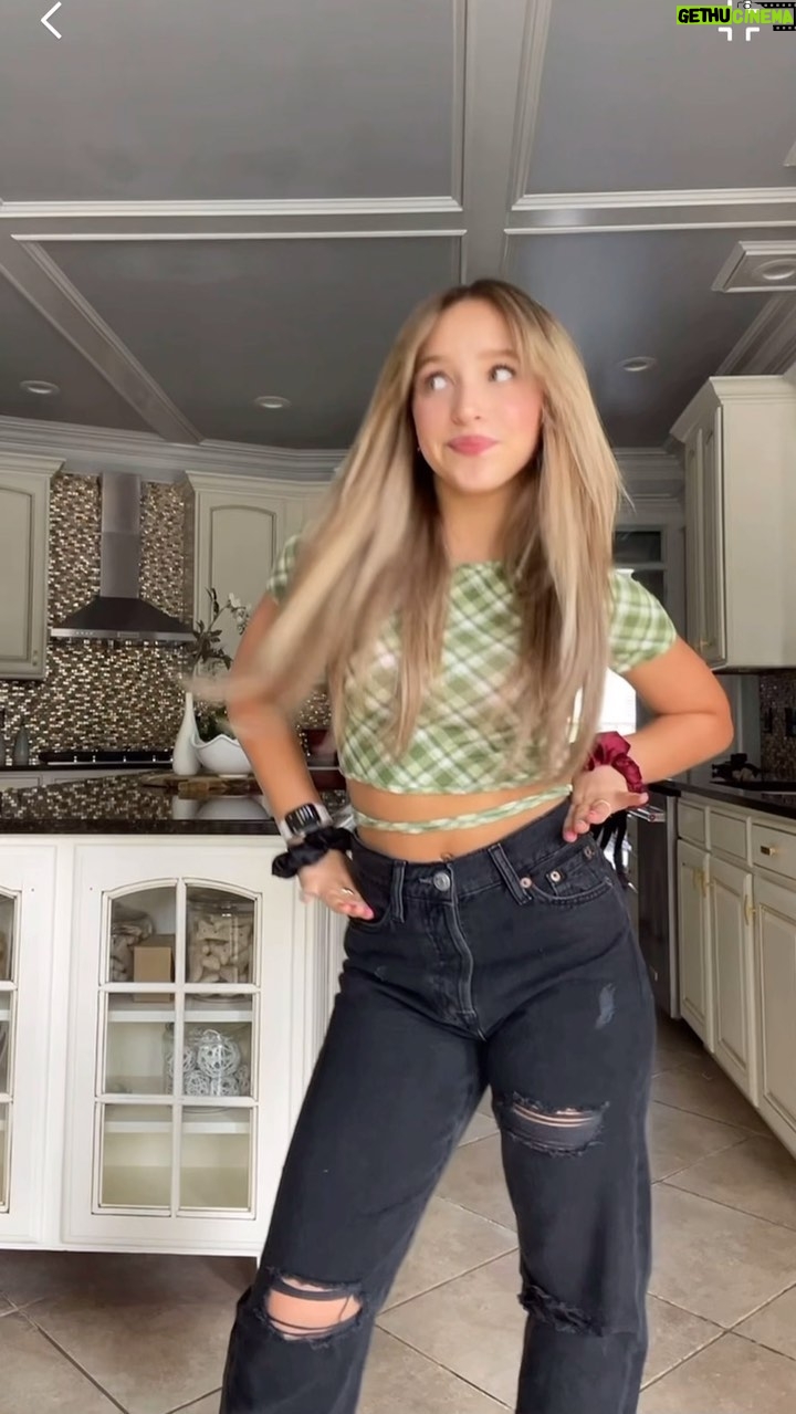 Lilliana Ketchman Instagram - comment all pink emojis!! πΈπ . . . . #lillyk #dance #reels #fun #pink