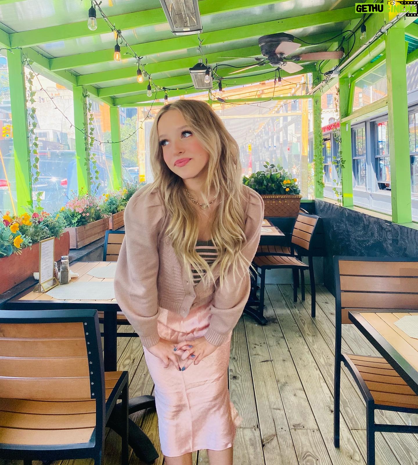 Lilliana Ketchman Instagram - hey guys! Iโm so excited to be working with @icanhelpofficial to spread positivity online! ๐ Comment how you spread positivity online! :) . . . . #ICANHELP #antibullying #Digital4Good #positivity