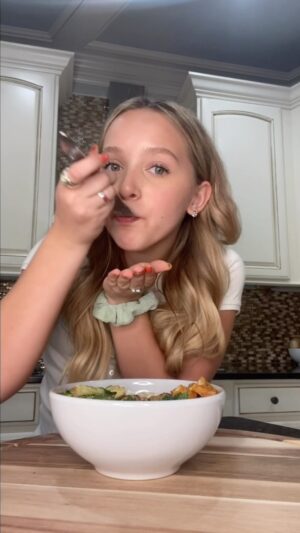 Lilliana Ketchman Instagram - FALL HARVEST BOWL 🧡🤎 
.
.
.
.
#lillyk #dance #reels #fun #food #healthyfood #fall #fallharvestbowl