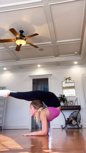 Lilliana Ketchman Instagram - comment FLEXIBILITY one letter at a time! 💗
.
.
.
.
#lillyk #dance #reels #fun #flexibility