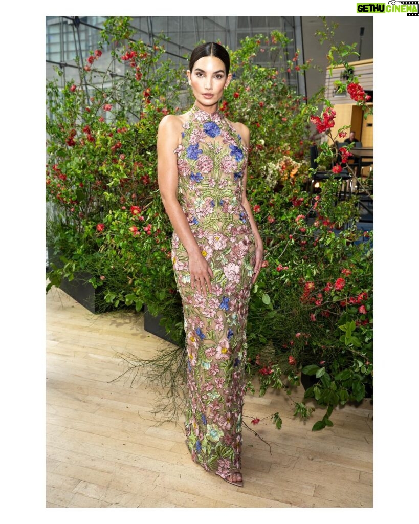Lily Aldridge Instagram - Such an INCREDIBLE night Hosting Live From Met Gala with @eentertainment wearing Custom @oscardelarenta for my favorite night of the Fashion Year 🤍 #MetGala @voguemagazine Thank you E for having me 🫶 Styled by @thomascarterphillips Makeup by @romyglow Hair @timothyaylward Skin by @joannaczechofficial Body work by @flavialanini Nails by @shortcakenails.aj Takes a village and grateful to you all 🤍 📸 by @scottgries 💋💋💋