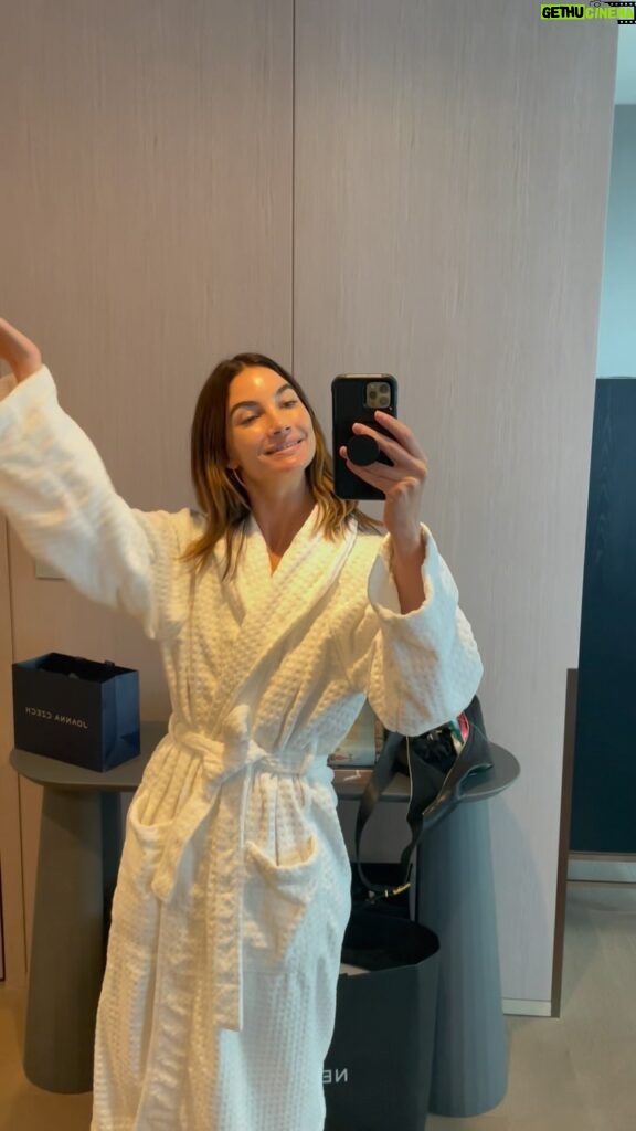 Lily Aldridge Instagram - One of my favorite perks of my job is getting to travel the world and stay in beautiful hotels and I wanted to share with you 🫶 This is one of my favorite hotels @fsnydowntown & they hooked me up with a gorgeous suite for my stay 🤍 What hotels would you like to see tours of? What part of hotel rooms are your favorite? Hope you enjoy my First room to video inspired by @evachen212 🥰