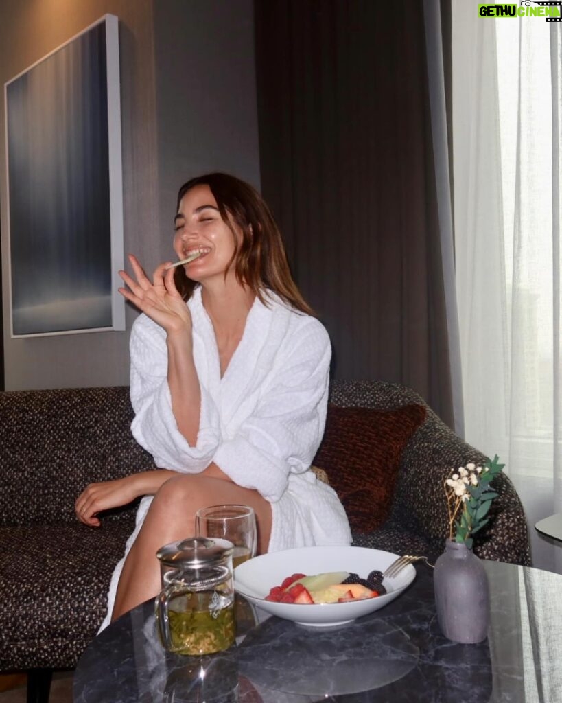 Lily Aldridge Instagram - Waking up #MetGala Monday at my Home away from home @fsnydowntown 🤍 #fsnydowntown #fspartner