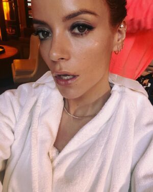 Lily Allen Instagram - get ready with meeeeeeeee for the Glamour awards. Thank you bestest glam team. 

@nailsbymh @ginakanemakeup @garethbromell @kyledevolle.  And thank you @hotelcaferoyal for my sensational suite ! @thesetcollectionofficial #BeautifullyComposed @alonlnd
